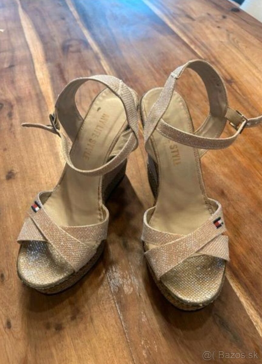 Predám Tommy Hilfiger sandále veľkosť 39