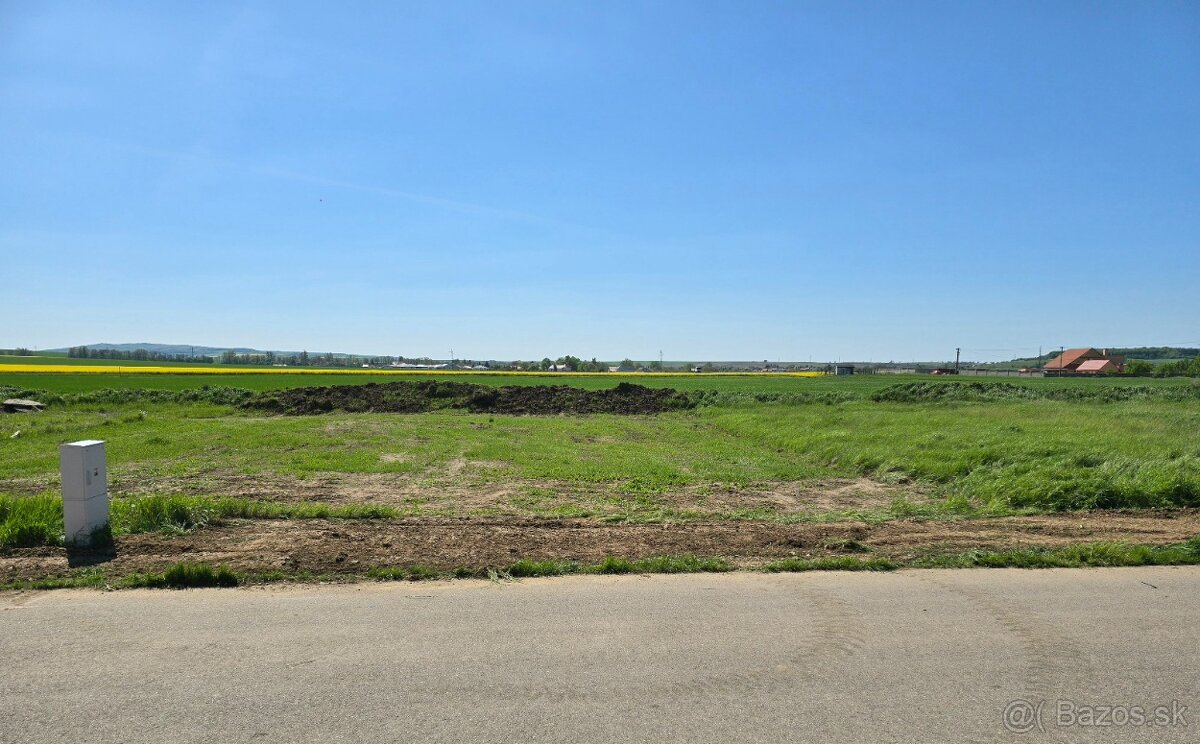 Stavebný pozemok 741 m², Vrádište s IS