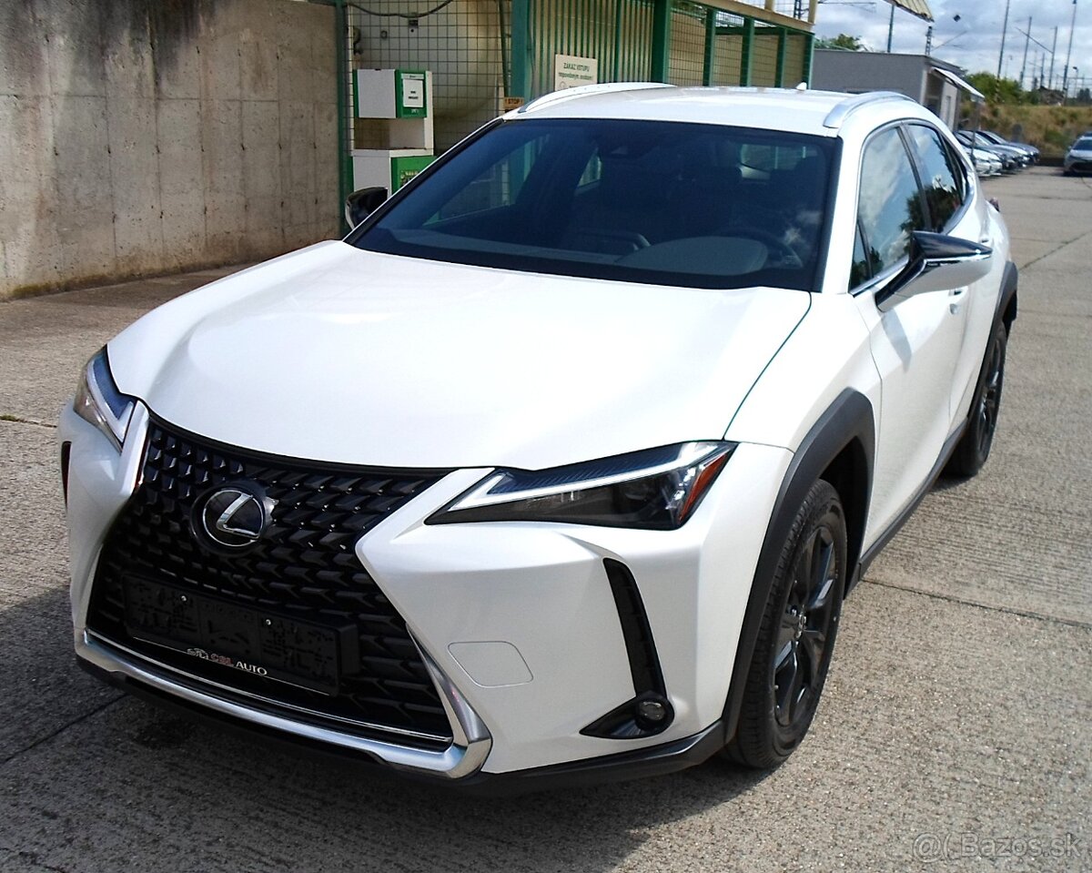 Lexus UX 250h Nové vozidlo 25 km,v záruke,alcantara,kamera,k