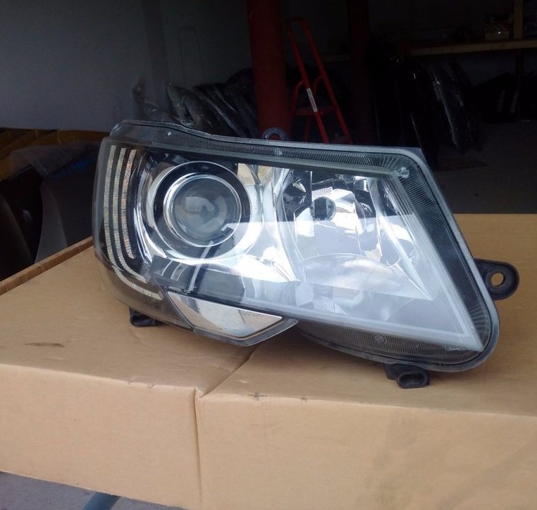 pravy svetlo xenon bi-xenon skoda superb 2 II lift