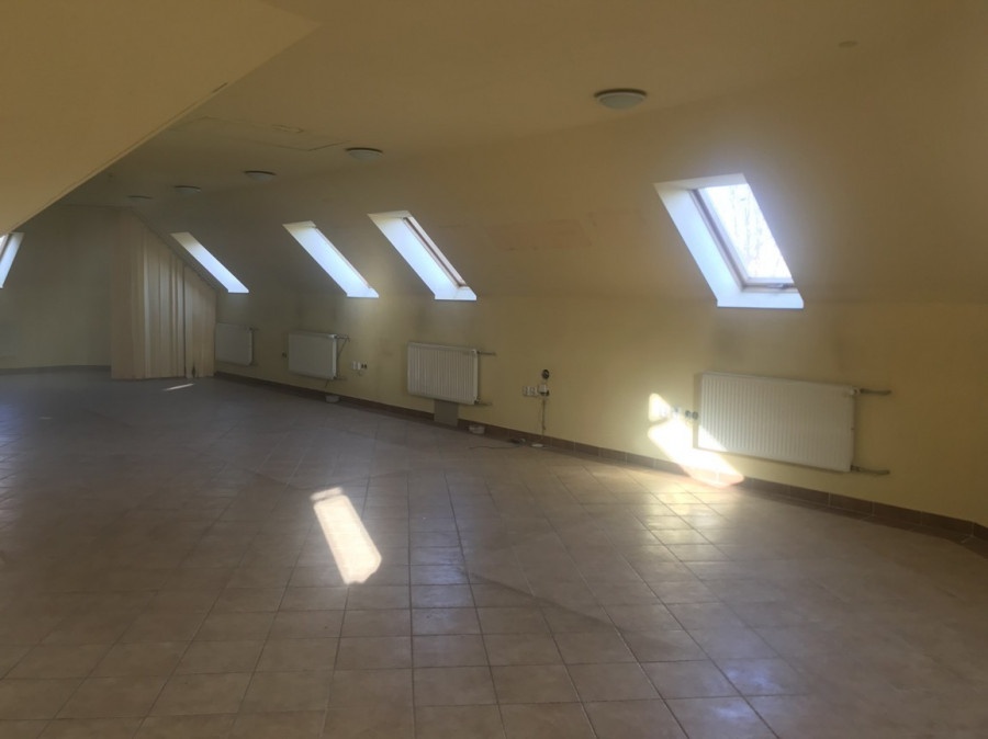 Ponúkam Vám do prenájmu kancelársky priestor na poschodí.