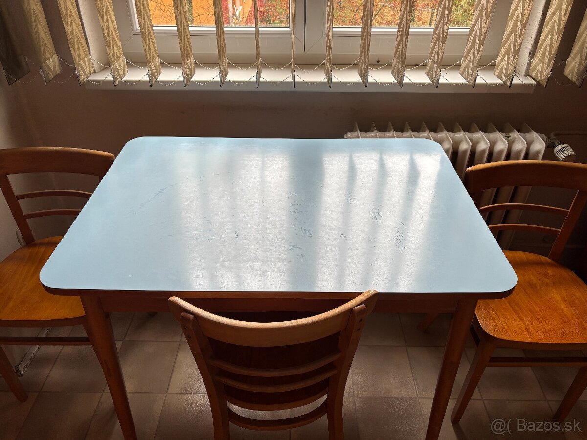 Kuchynský stôl a 3x stolička