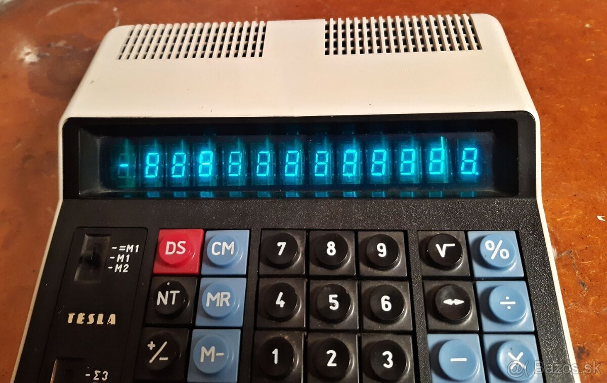 Funkční retro kalkulačka TESLA OKU107 z roku 1984