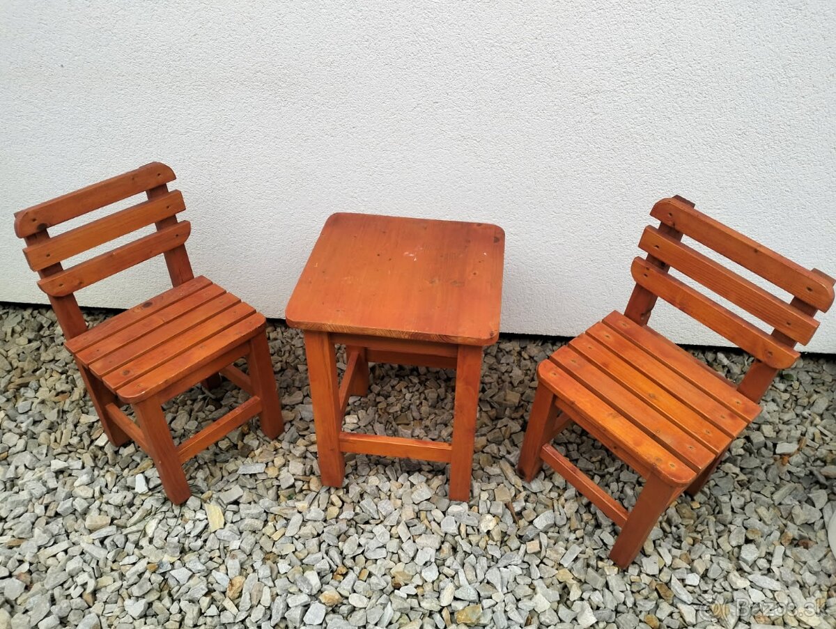 Detský drevený stolík a 2 stoličky
