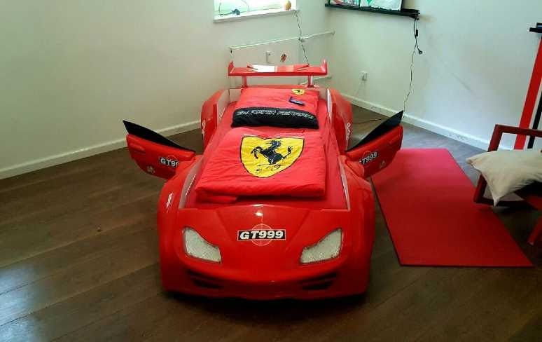 Posteľ + skriňa + písací stôl