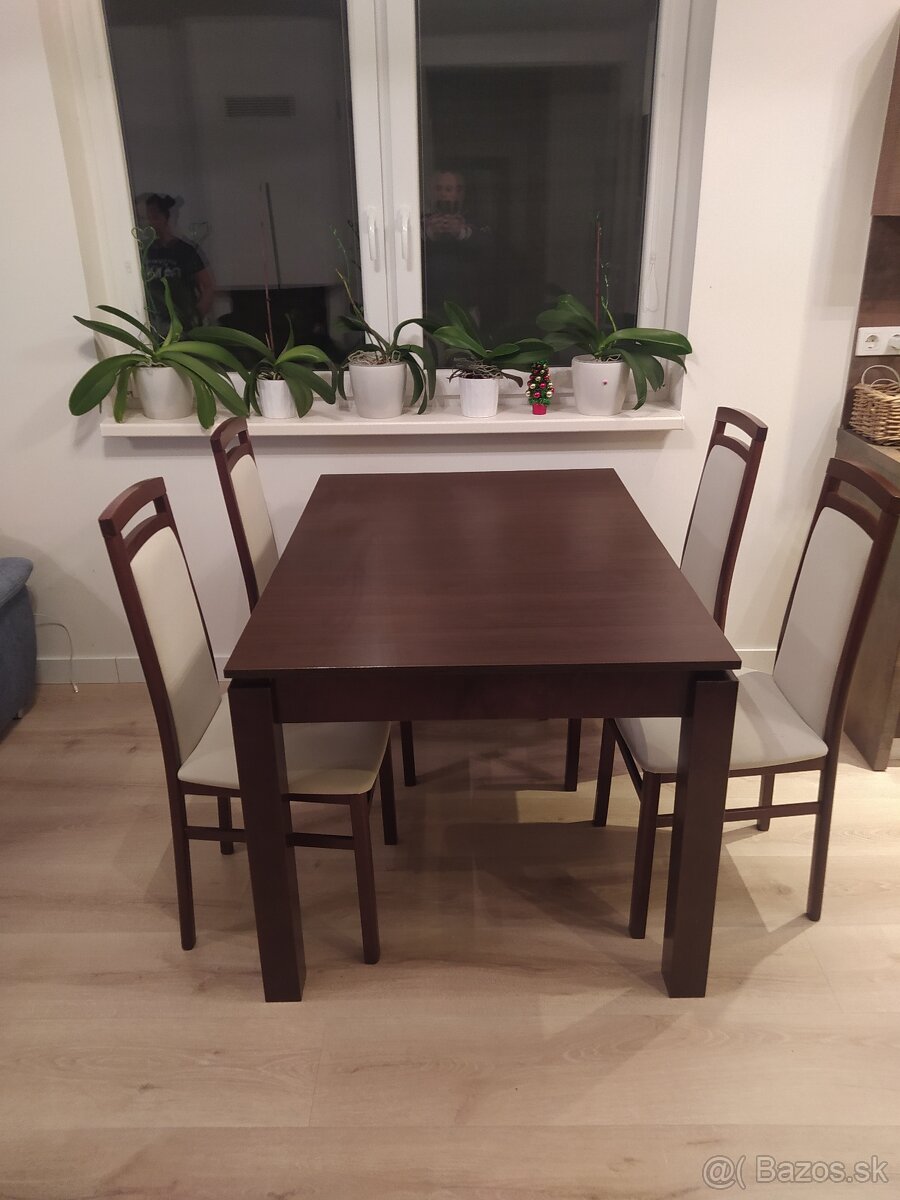 Jedálenský stôl so stoličkami