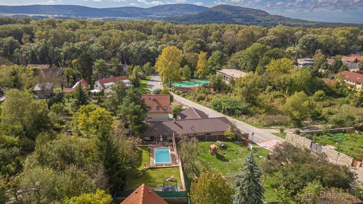 Rodinný dom s bazénom a veľkou zahradou v najlukratívnejšej