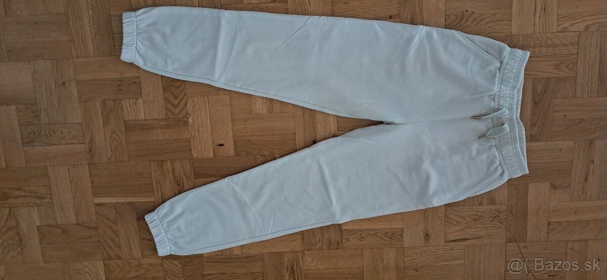 Dievčenska teplakova suprava