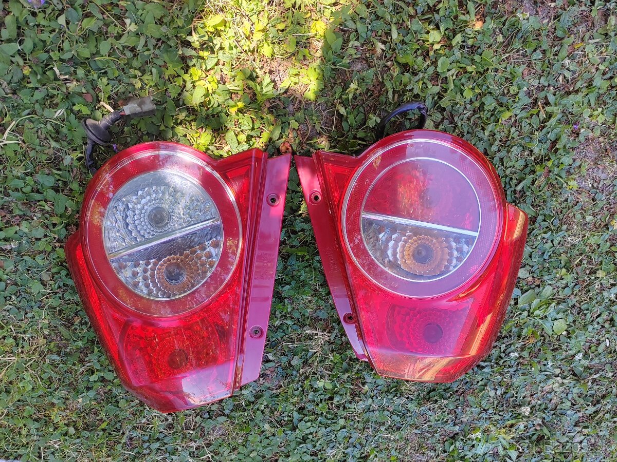 Chevrolet Aveo hatchback zadné svetlá