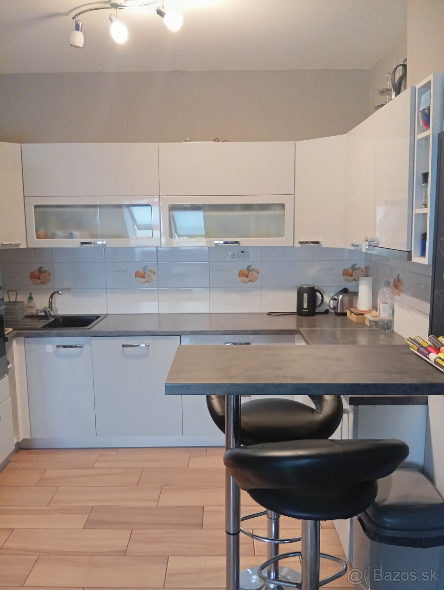 Predaj - 2 izb., 50 m2, 4/4, parkovanie, Rajka