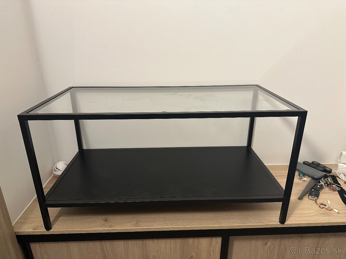 Sklenený konferenčný stolík do obývačky