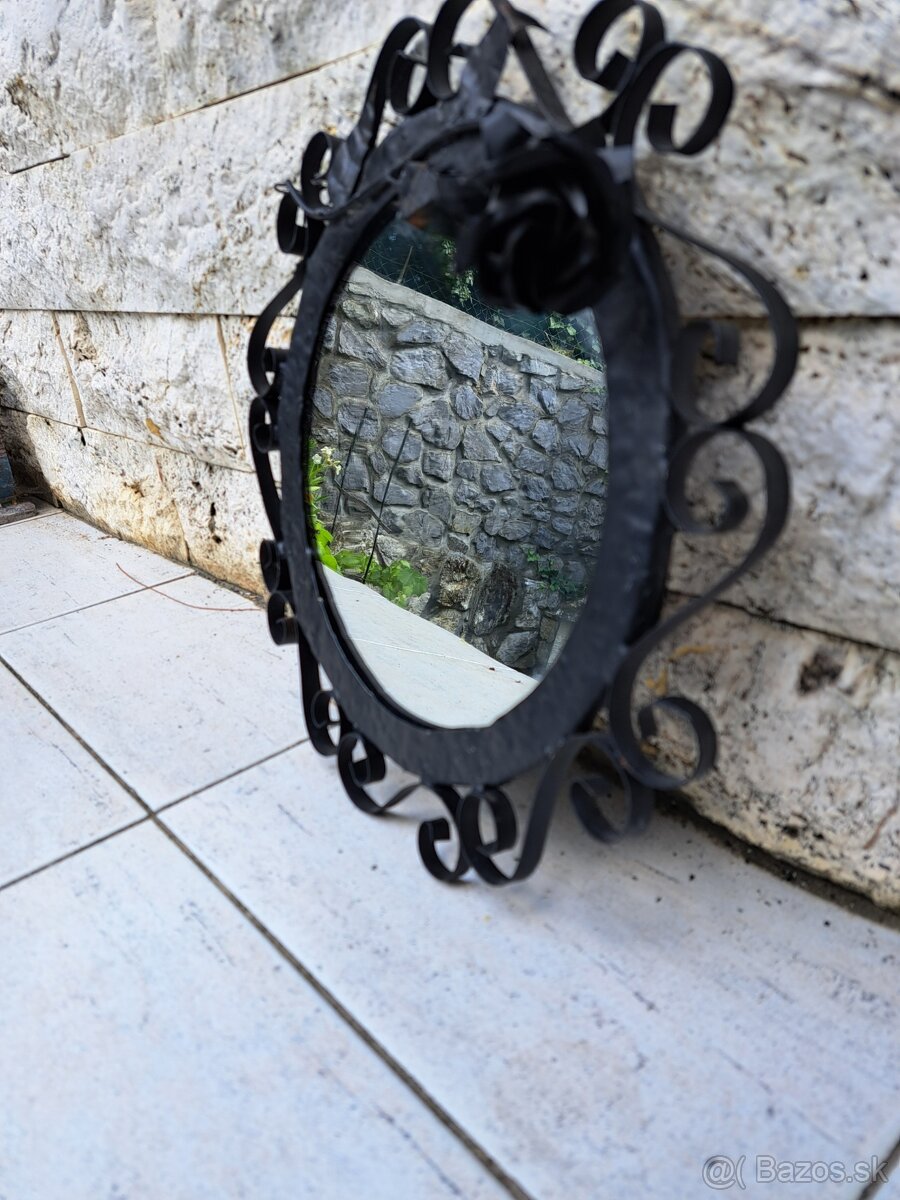 Zrkadlo s kovovym tepanym rámom