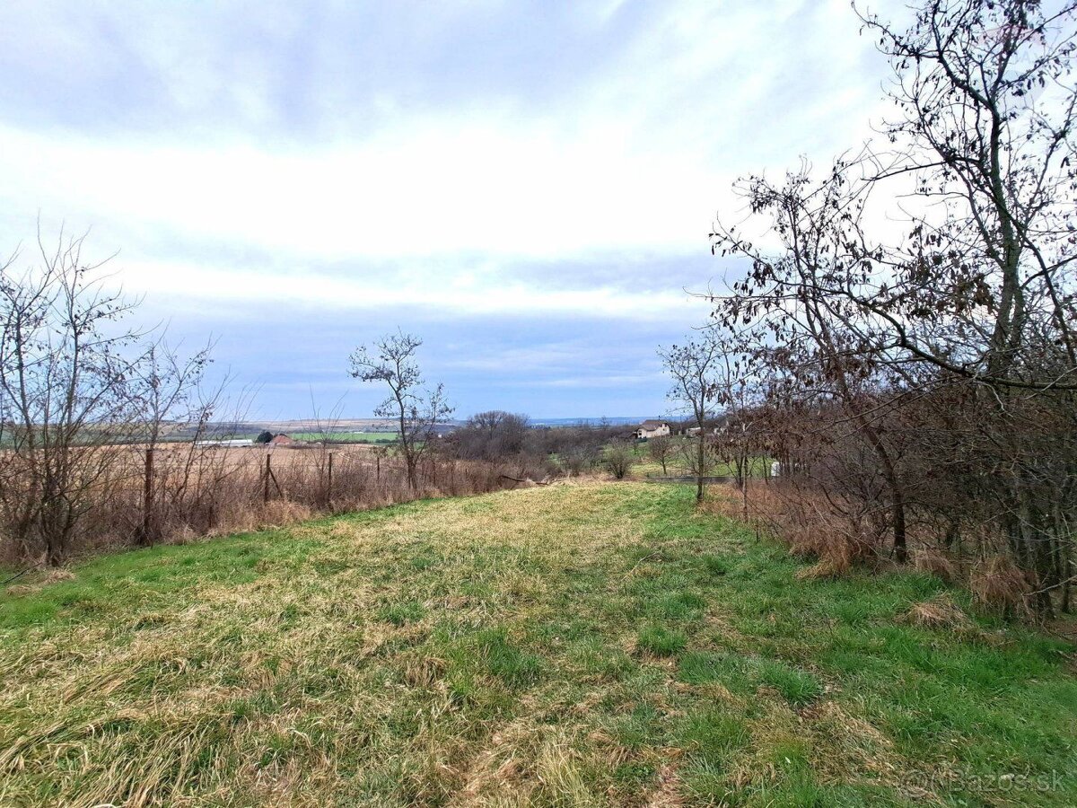 Predaj pozemku 985 m2 Nitrianske Hrnčiarovce