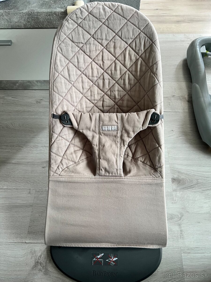 Lehátko Babybjorn s hračkou
