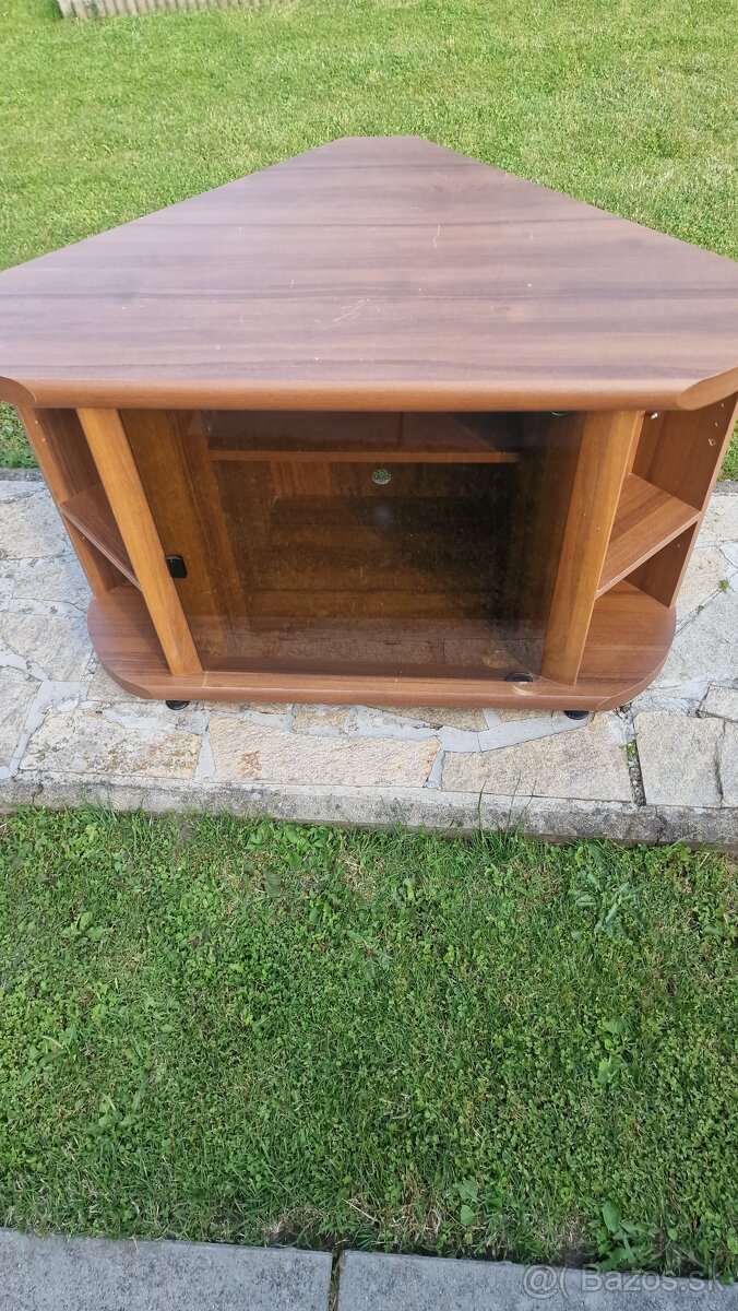 Stolík pod televizor