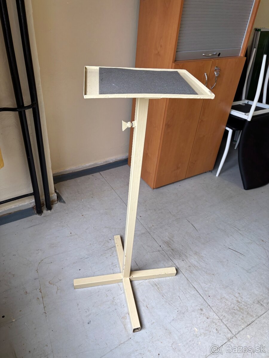 Stojan na projektor