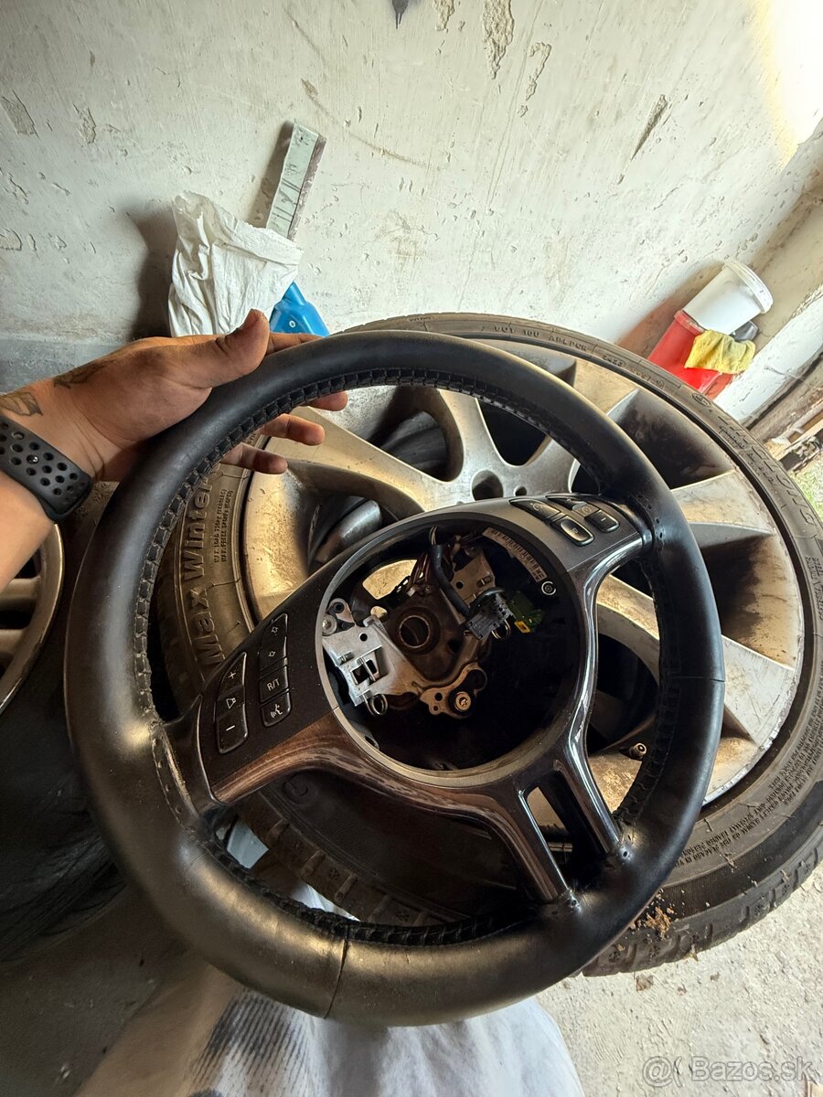 Predám prešívaný volant a dekor e46