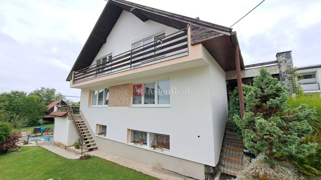 PREDAJ: Rodinný dom 6 izbový, pozemok 717m2, Liptovské Sliač