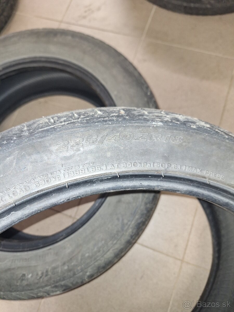 225/40 ZR18