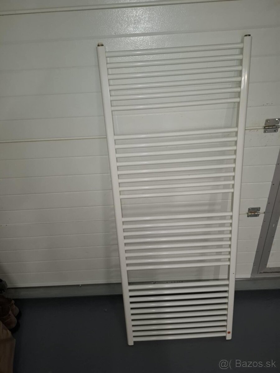 PREDÁM VODNÝ NÁSTENNÝ RADIÁTOR