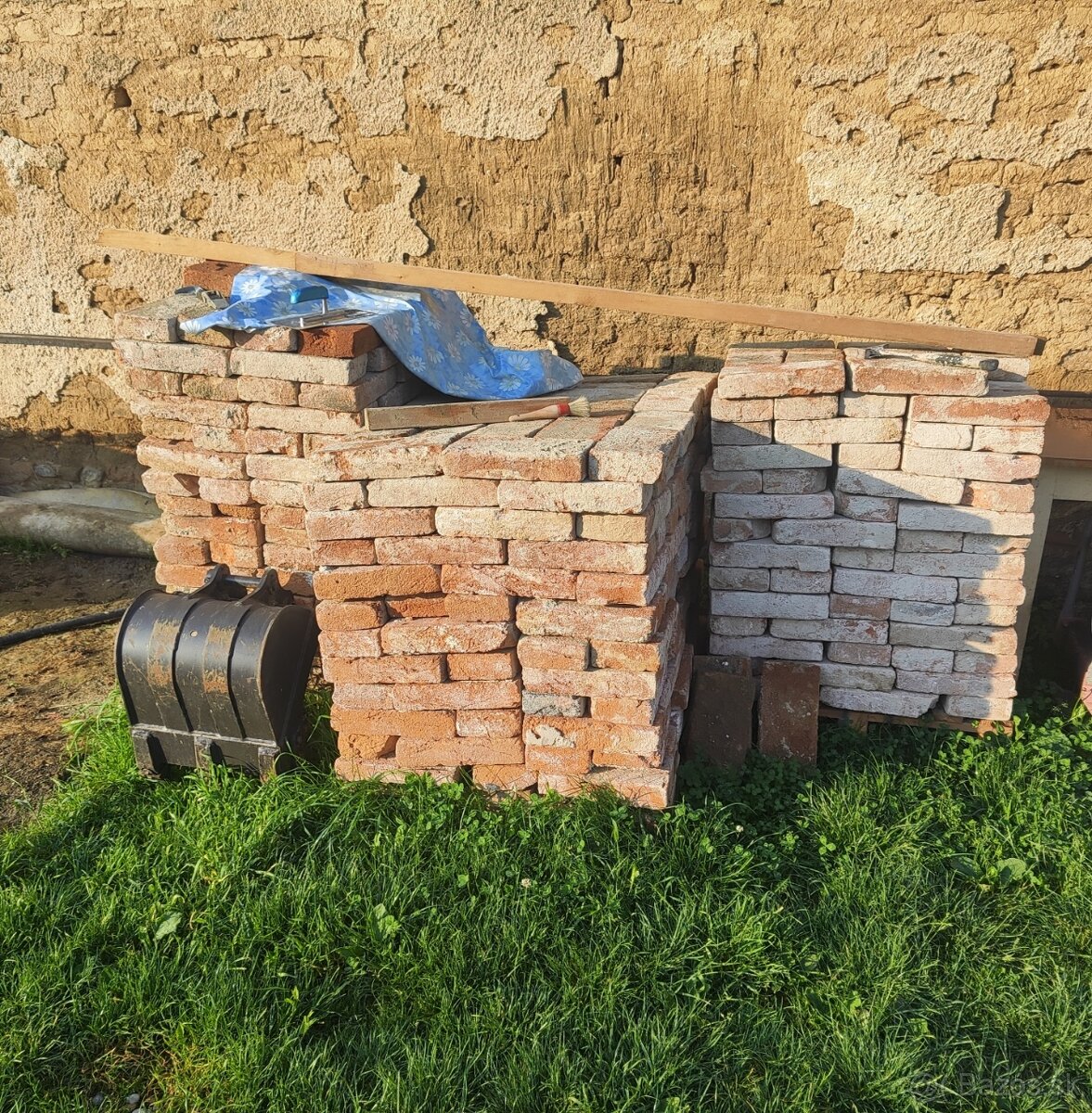 Predám tehlu , je značena 500ks Tehla je zo starého domu Mú