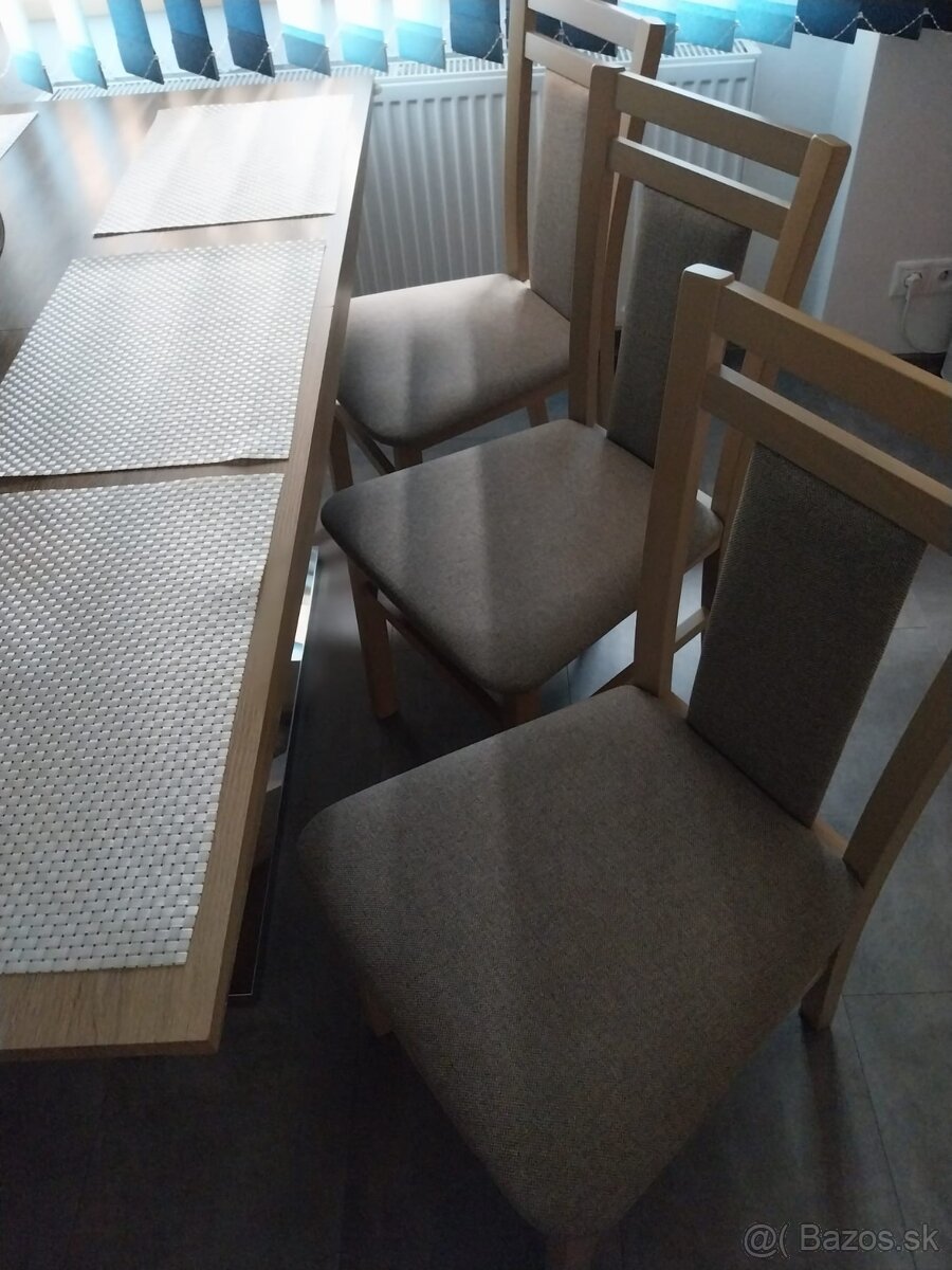 Rozkladací jedálenský stôl