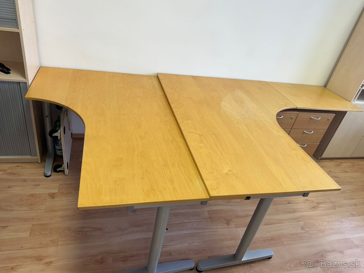 Kancelársky stôl