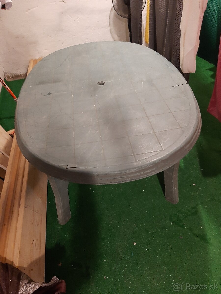 predám veľký záhradný stôl pre 6 osôb