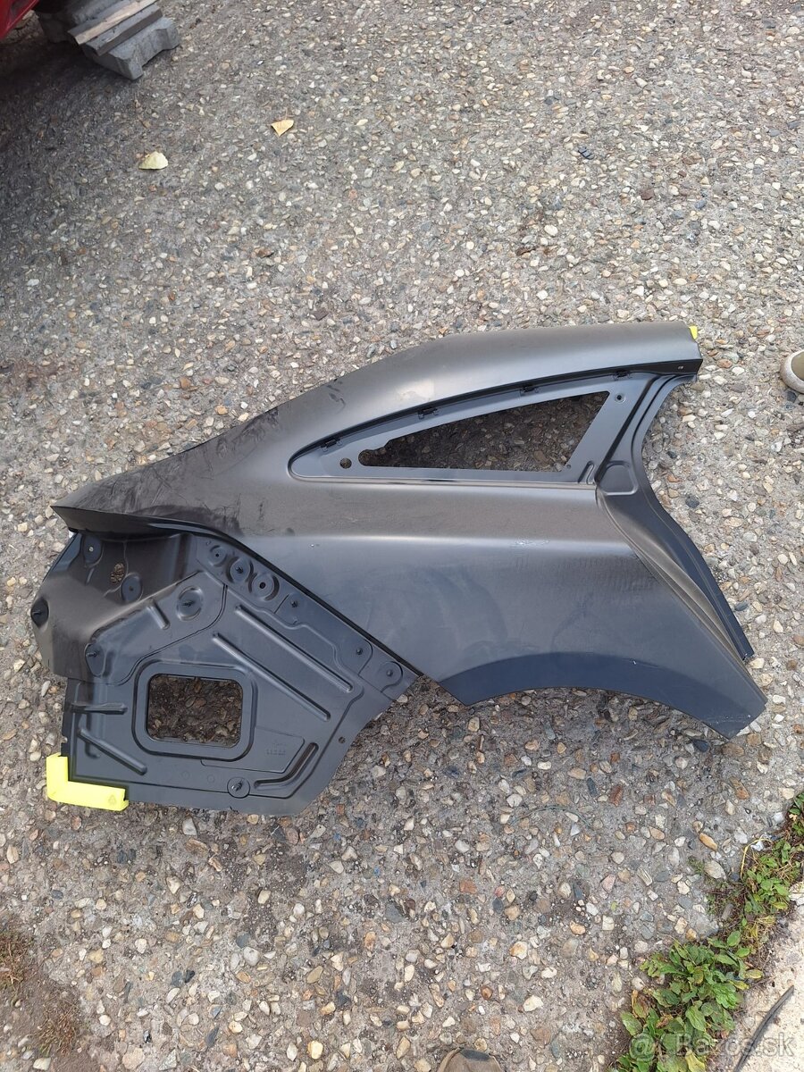mercedes benz CLA pravý zadní blatník