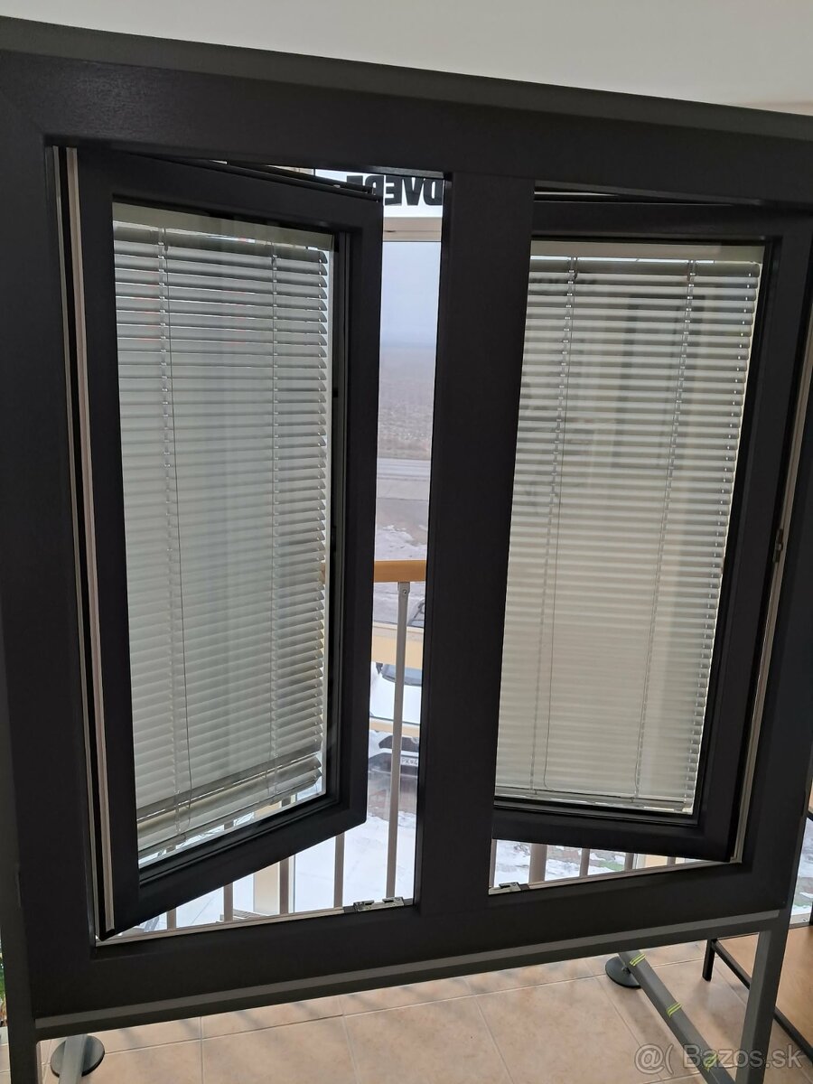 Plastové okno 120x120cm