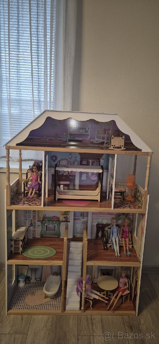 Drevený domček pre bábiky.