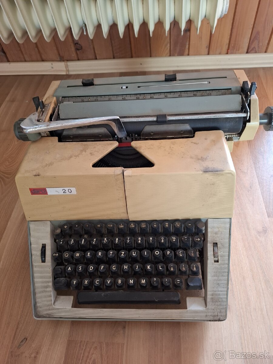 Starý mechanický písací stroj Daro 20