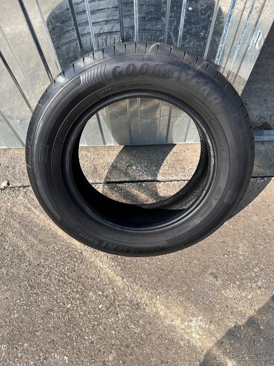 Pneu-TV 205/60/r16