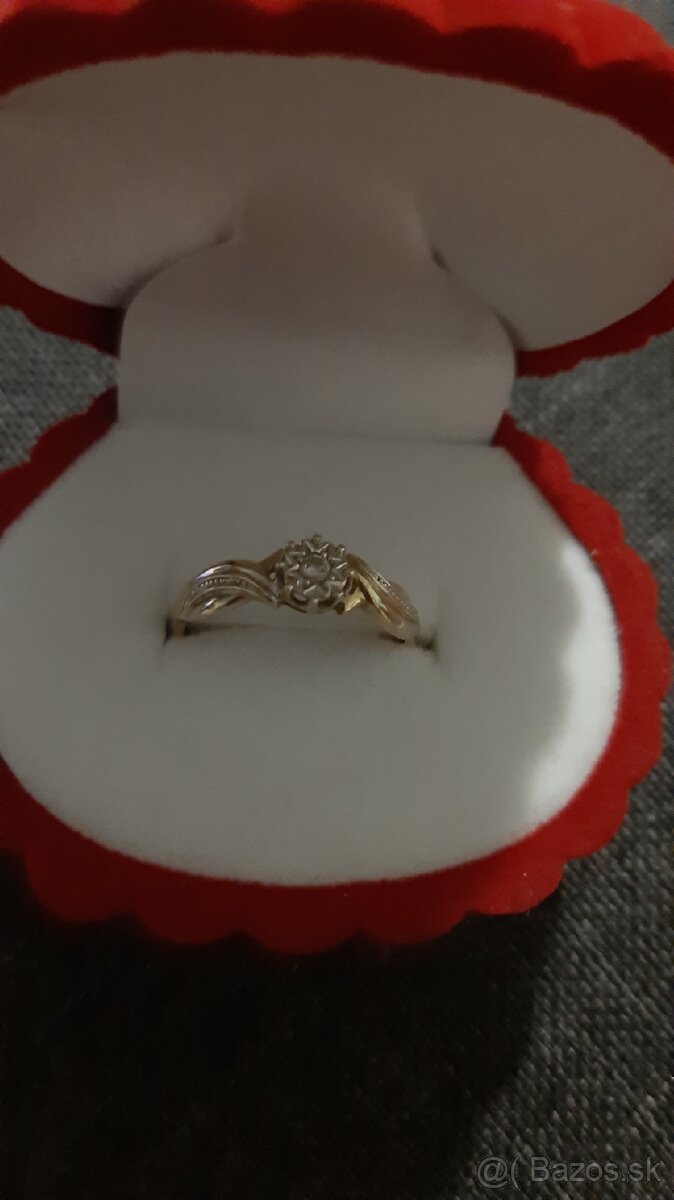 Krásny zlatý prsteň s briliantom