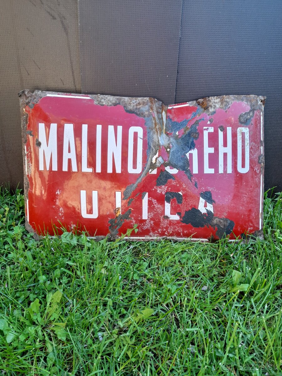 Smaltovaná tabuľka Malinovského ulica BB  a Pivnica TOP