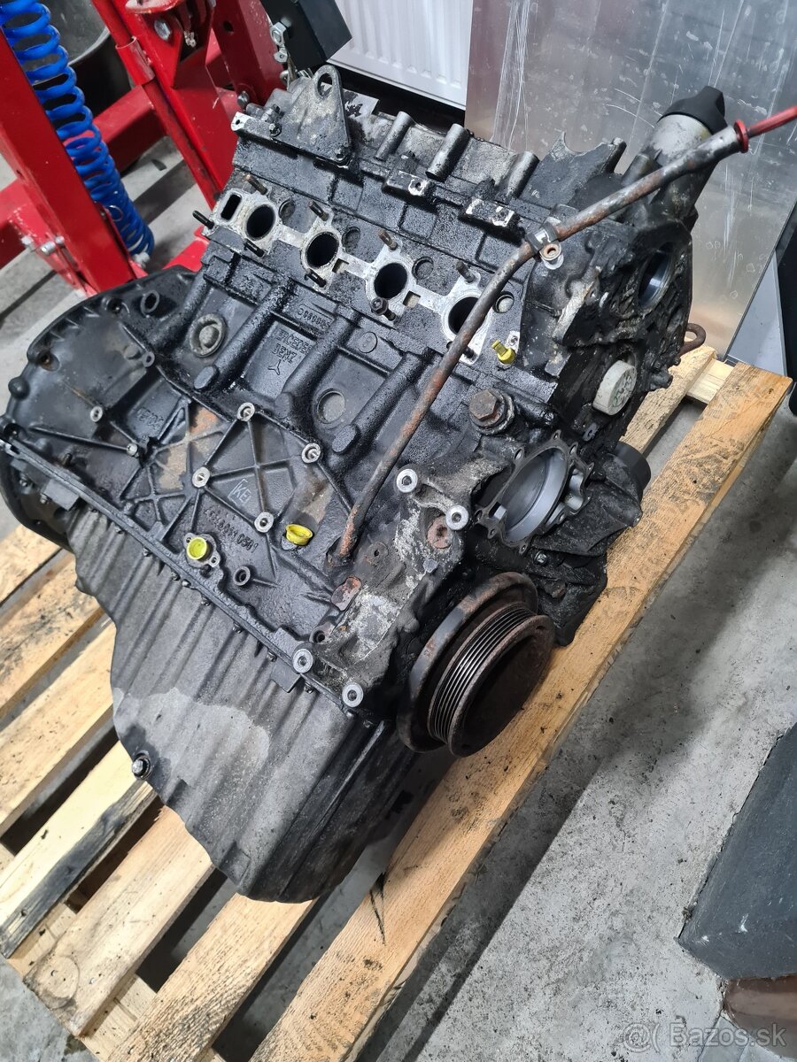 Predám polomotor 646 mercedes + náhradné diely