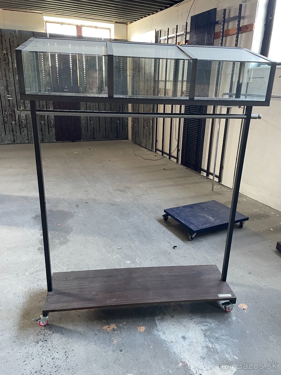 Štender s úložným priestorom