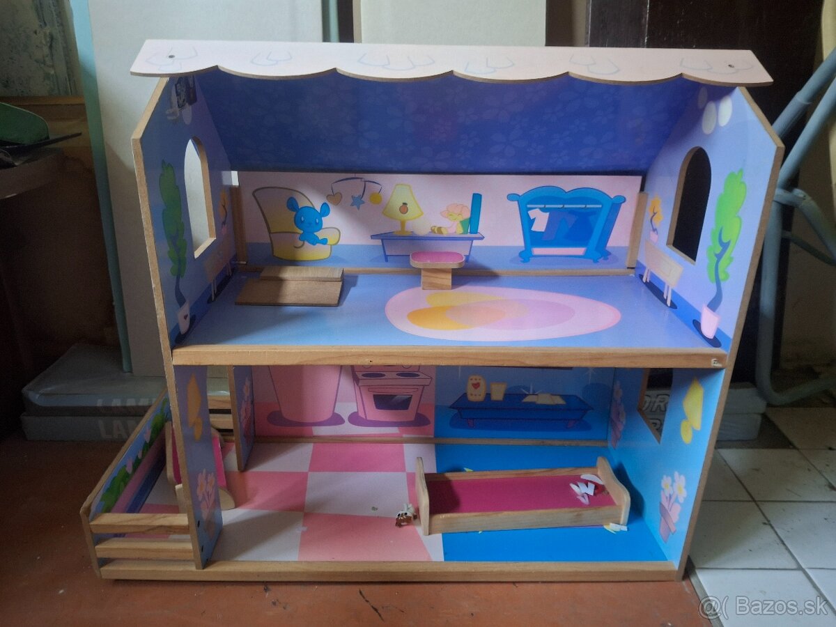 Drevený domček pre bábiky