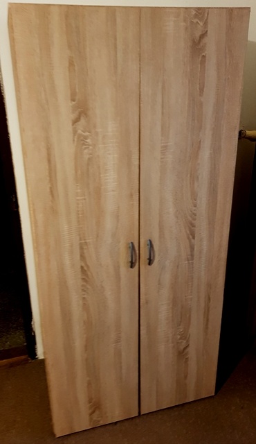 šatníková skriňa , stolik a kuchynský stôl