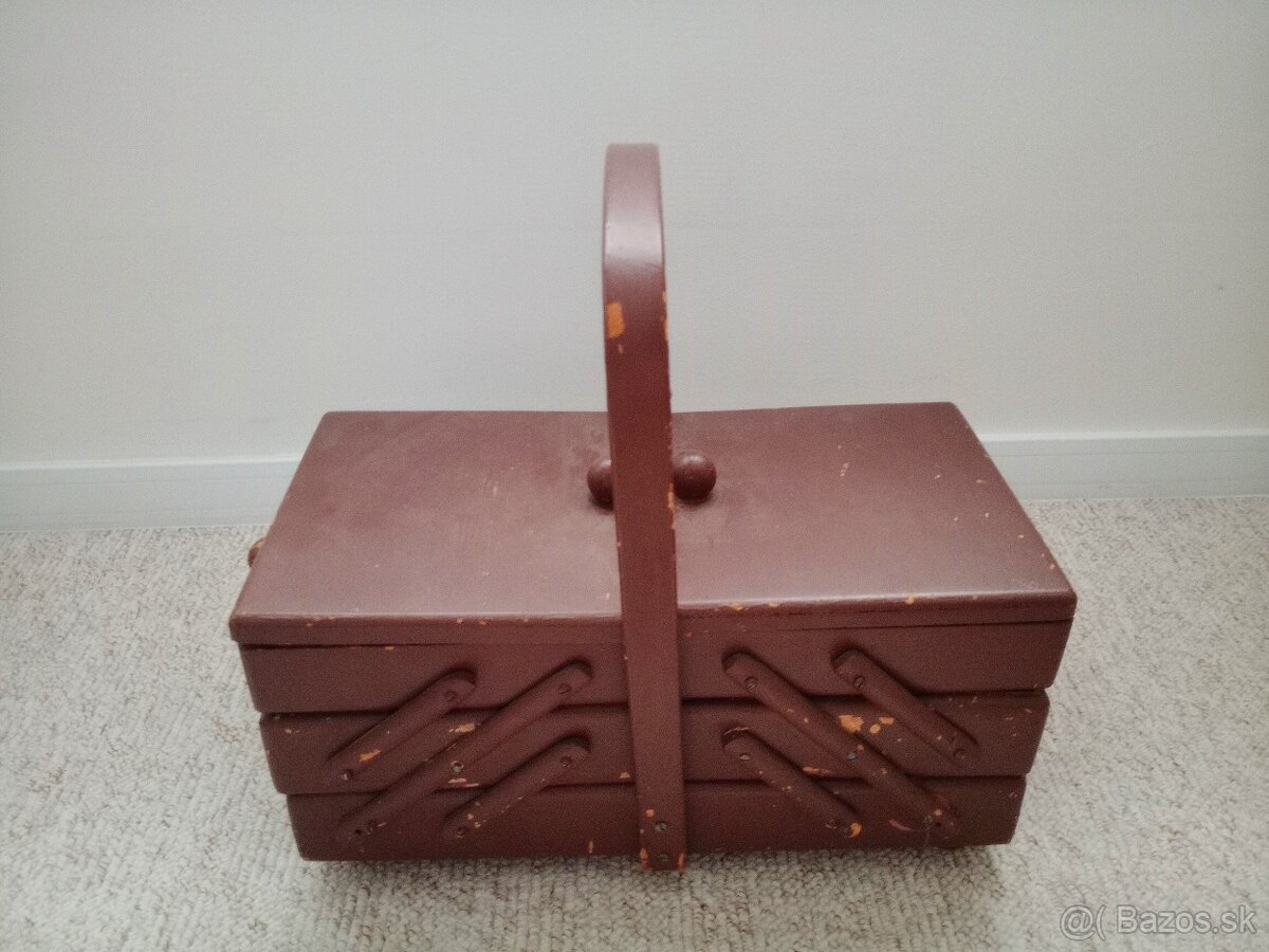 Stary drevenny kufrik na siticko