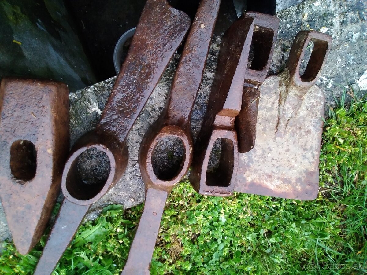 Krompáč,motyka,sekera.