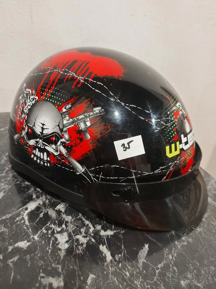 Motorkárska helma