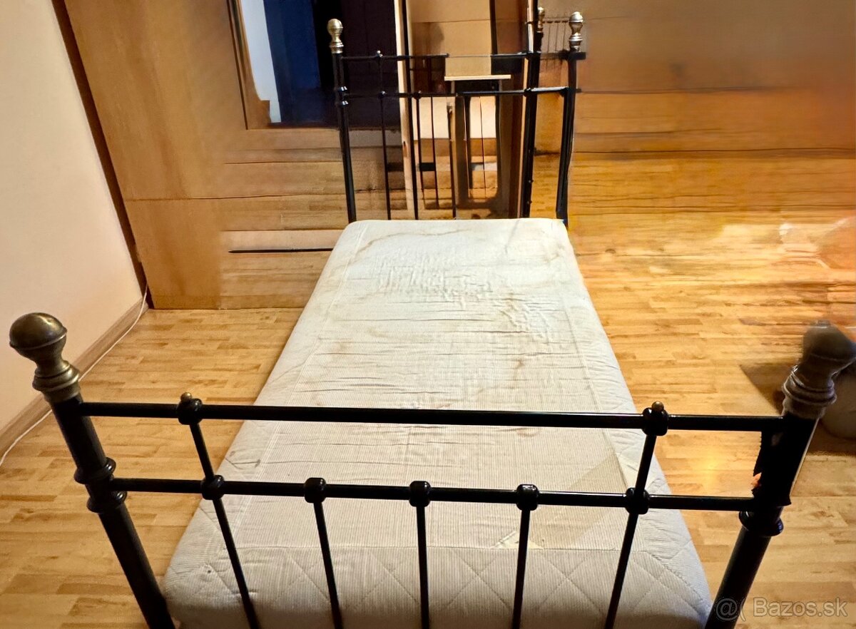 IKEA Svelvik Čierny kovový rám s matracom