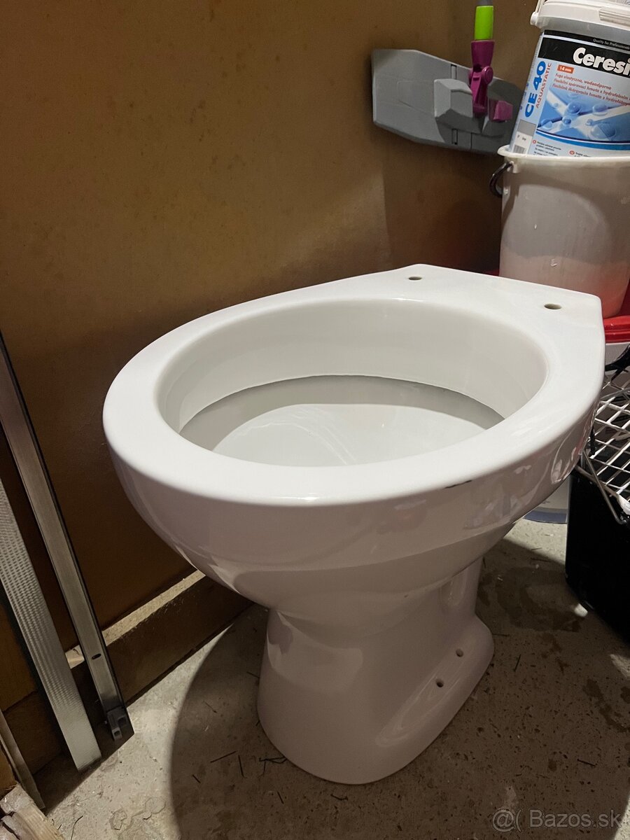 WC stojace napájanie z boku