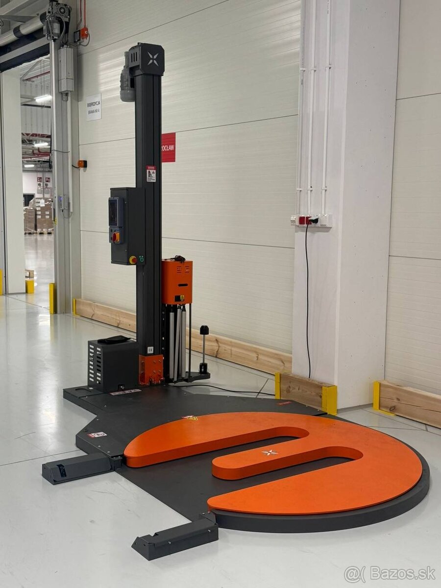 BALIACI STROJ NA PALETY - VÝREZ V TOČNI PRE VJAZD PALEŤÁKU