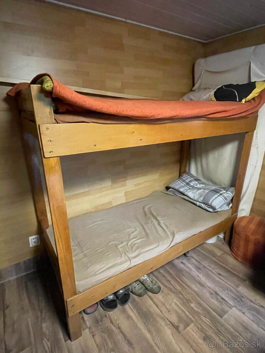Poschodová posteľ z masívu