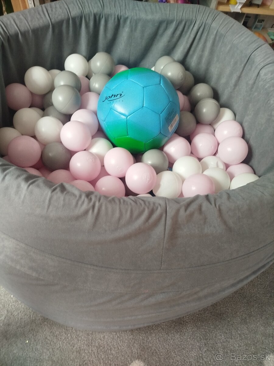 Detský suchý bazén s loptičkami