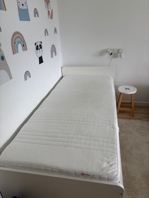 Predám matrac stredne tvrdý 90x 200 cm málo používaný.