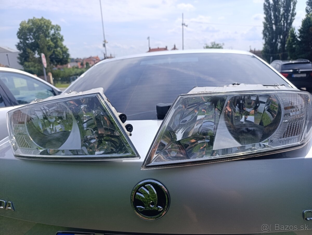 Škoda Octavia 2 predné ľavé a pravé svetlo