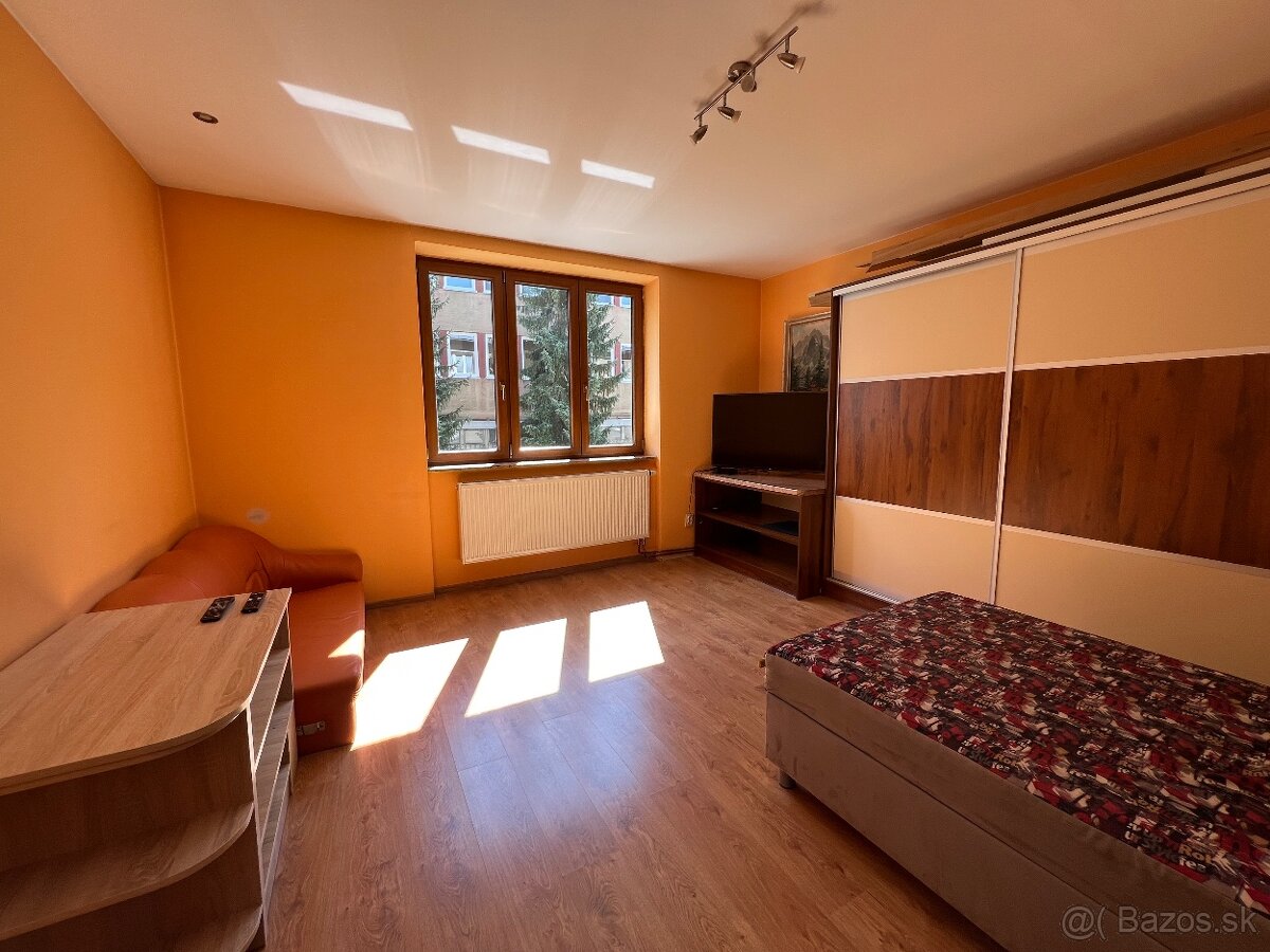 Na prenájom 1 izbový byt Brezno,40m2,zrekonšt.,zariadený